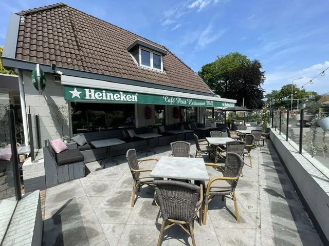 Terras van Cafe Petit-Restaurant Wolf in Doornspijk