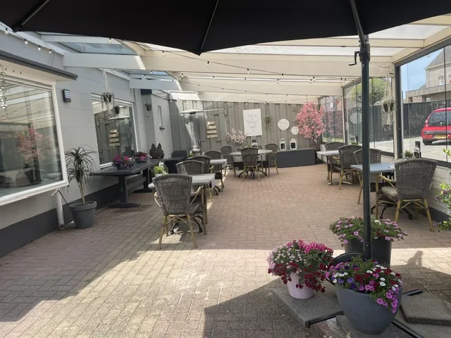 Overdekt terras van Café Petit-Restaurant Wolf